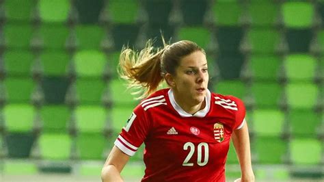 Turányi Lilla az MTK mezében a pályán