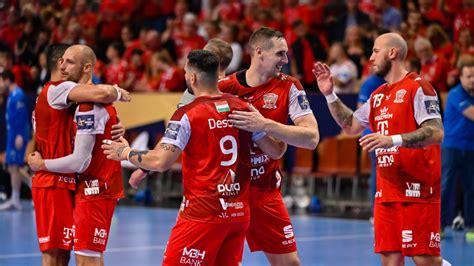 A győztes veszprémi csapat ünneplése a kupadöntőt követően