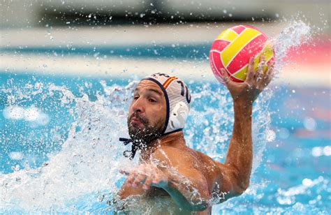 Felipe Perrone a medencében