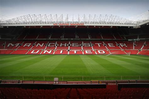 A Manchester United logója és az Old Trafford stadion látképe