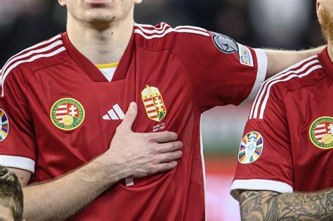 Bolgár szurkolók transzparensekkel tiltakoznak a szövetség vezetése ellen