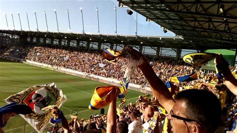 Játékosok bevonulása a stadionba