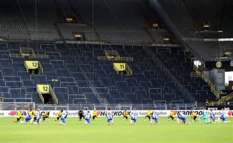 A Borussia Dortmund és a Hertha BSC játékosai térdelnek a rasszizmus ellen