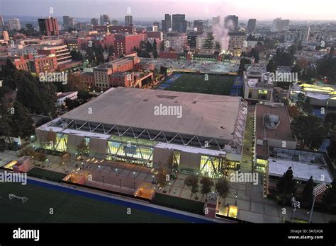 A UCLA legendás otthona, a Pauley Pavilion látképe