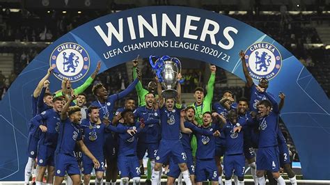 A Chelsea játékosai ünneplik a Bajnokok Ligája trófeát