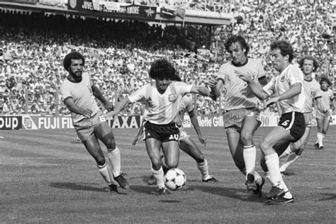 Diego Maradona a magyar válogatott ellen (1982)