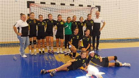 fiatal kézilabdázók a pályán egy utánpótlás tornán