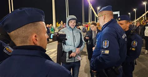 rendőri sorfal a stadionnál