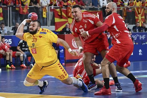 Bodó Richárd és Sipos Adrián az északmacedón Zsarko Pesevszki ellen a férfi kézilabda-világbajnokságon