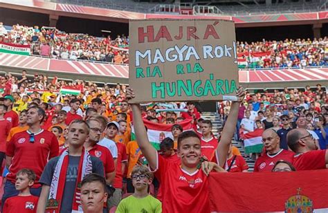 Futballszurkolók a lelátón