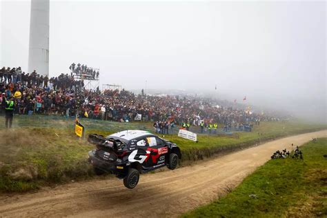 Rally autó akcióban egy murvás szakaszon