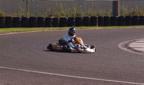 Gokart versenyzők szoros küzdelemben egy pályán