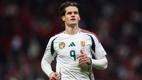 Ausztrál futballista látványos, magasba ugró elfogása (mark)