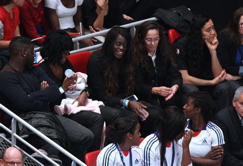 Claudine Mendy kislányával, Linával