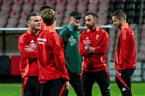 Labdarúgó mérkőzés előtti hangulat a stadionban, szurkolókkal és csapatlogókkal