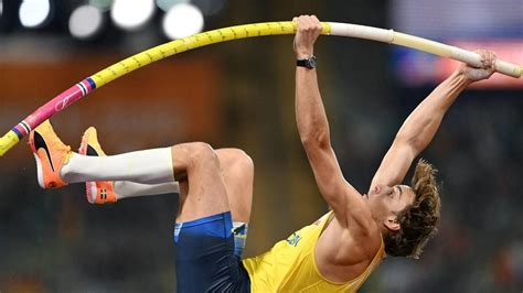 Armand Duplantis rúdugrás közben, a léc felett