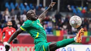 Sadio Mané az Afrikai Nemzetek Kupája trófeával