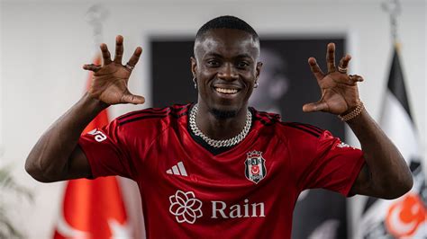 Eric Bailly harcban a labdáért