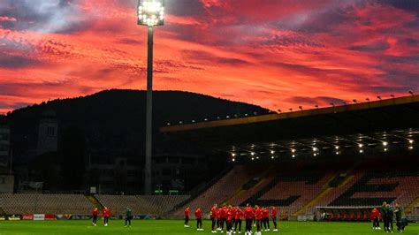Labdarúgó-mérkőzés a stadionban naplementekor
