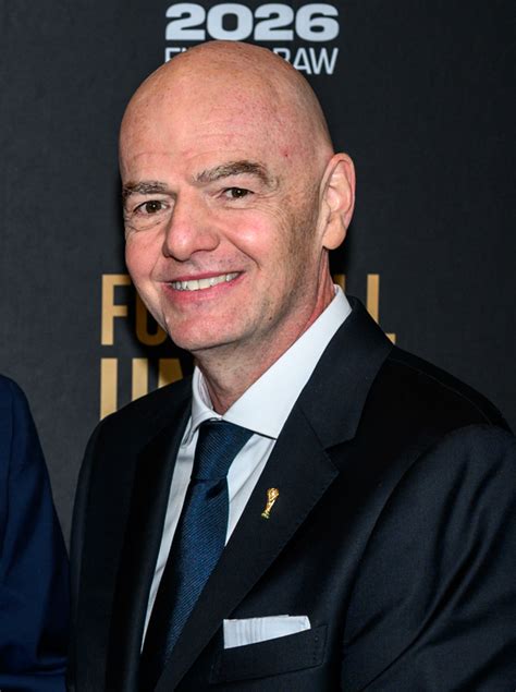 Gianni Infantino FIFA-elnök bemutatja az új világbajnoki trófeát