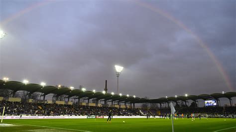 A Ceglédi Labdarúgó Stadion főpályája egy mérkőzés közben