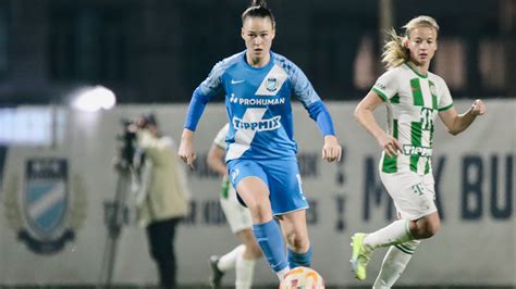 FTC-Telekom és MTK Hungária FC női labdarúgócsapatok a pályán
