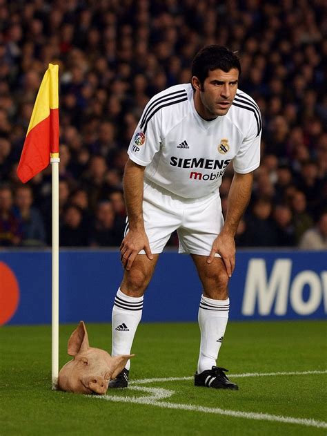 Luis Figo visszatérése a Camp Nou-ba és a disznófej