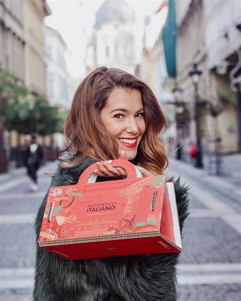 Szunai Linda mosolyogva, magabiztosan néz a jövőbe