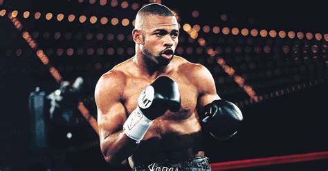 Roy Jones Jr. üdvözli a közönséget a bajnokságon