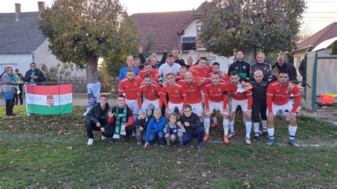 Futballpályán gólt ünneplő játékosok