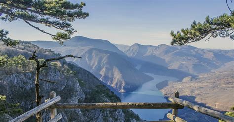 A Drina folyó smaragdzöld kanyonja és a környező hegyek