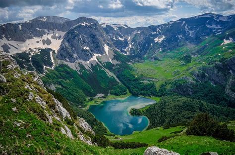 A Sutjeska Nemzeti Park vadregényes tájai és a Maglić-csúcs