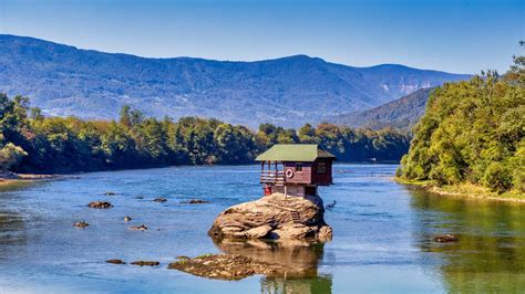 A híres magányos ház a Drina-folyó közepén egy sziklán