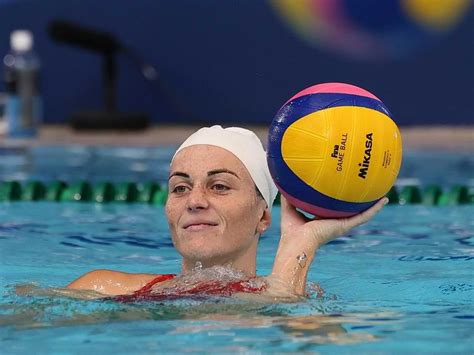 Rebecca Parkes a labdával a magyar válogatott mezében