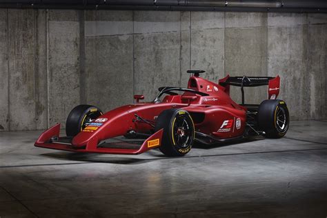 FIA Formula 3 versenyautók dinamikus felvétele egy versenypályán