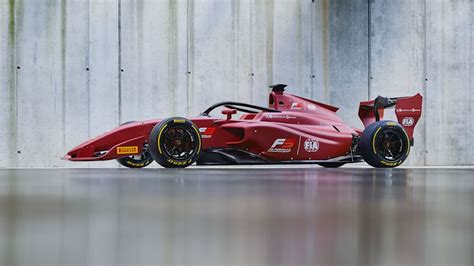 FIA Formula 3 csapatok a paddockban, szerelőkkel és autókkal