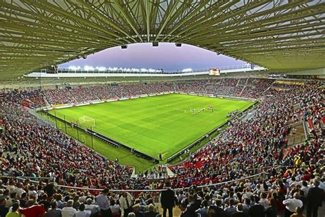 A Nagyerdei Stadion belső tere, a lelátók és a pálya
