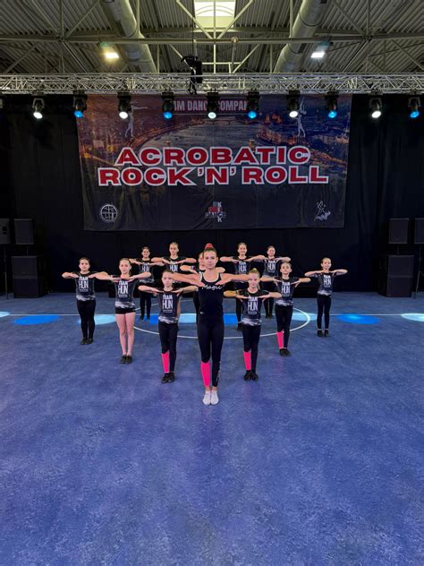 Acrobatikus rock and roll táncosok intenzív edzés közben