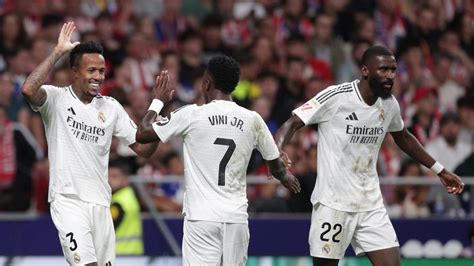 Real Madrid logó és fiatal játékosok
