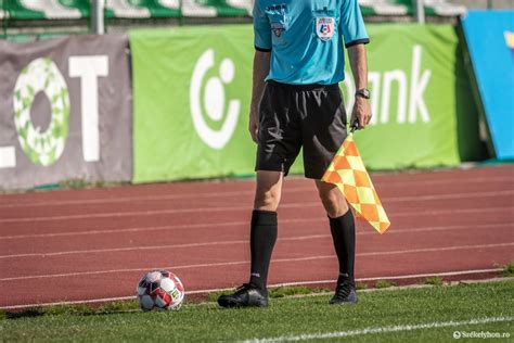 Játékvezető a pályán figyeli a játékot
