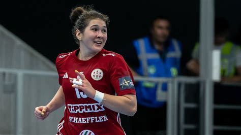 Tóvizi Petra, a Debrecen játékosa és a Buducsnoszt Podgorica védői a Bajnokok Ligája mérkőzésen