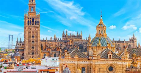 A sevillai Giralda torony és katedrális naplementében