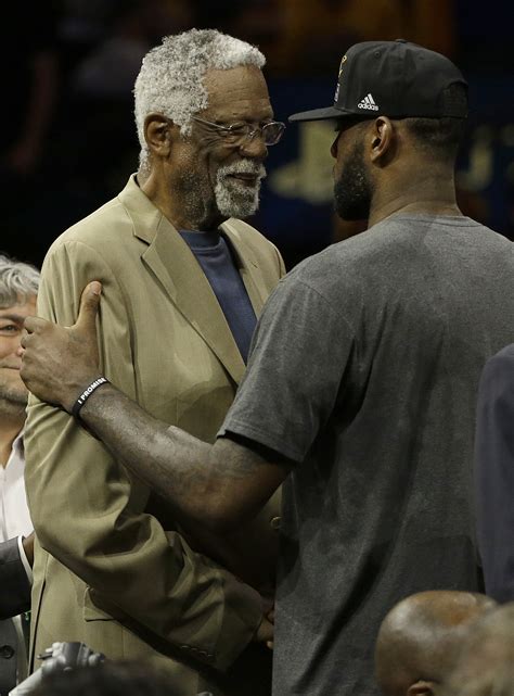 Bill Russell 6-os mezszámának visszavonultatása
