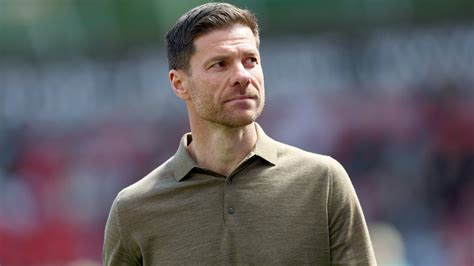 Xabi Alonso edző taktikai utasításokat ad a játékosoknak