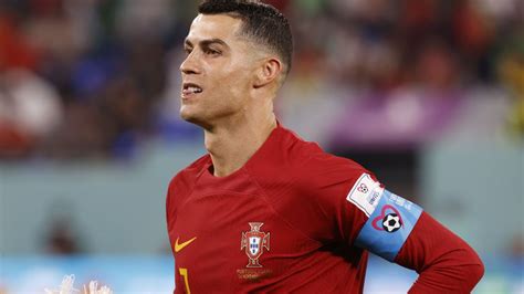 Ronaldo a 2002-es világbajnokságon a trófeával