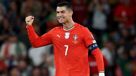 Ronaldo a visszavonulását bejelentő sajtótájékoztatón