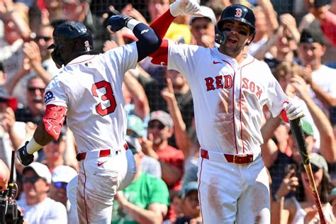 Boston Red Sox szurkolók ünnepelnek az utcán, rendőri felügyelet mellett