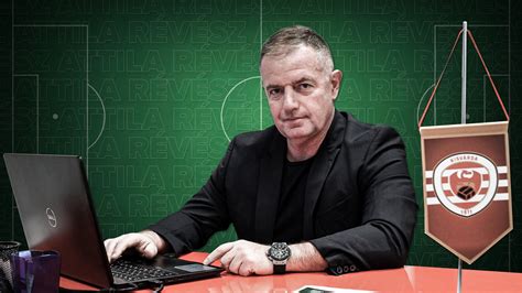 kép egy izgatott sportmenedzserről a lelátón