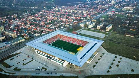 A miskolci DVTK Stadion modern külső homlokzata és az Ezüst Kehely forma