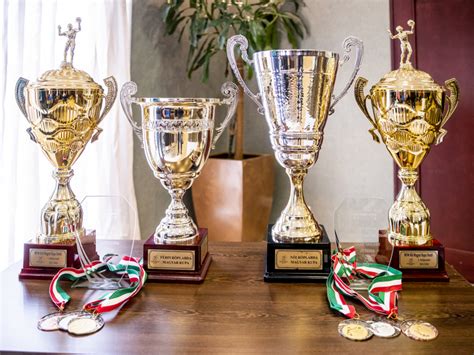 kupa és érmek átadása futballtornán